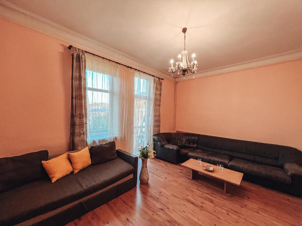 Апартаменты на Крещатике 17 Киев Экстерьер фото